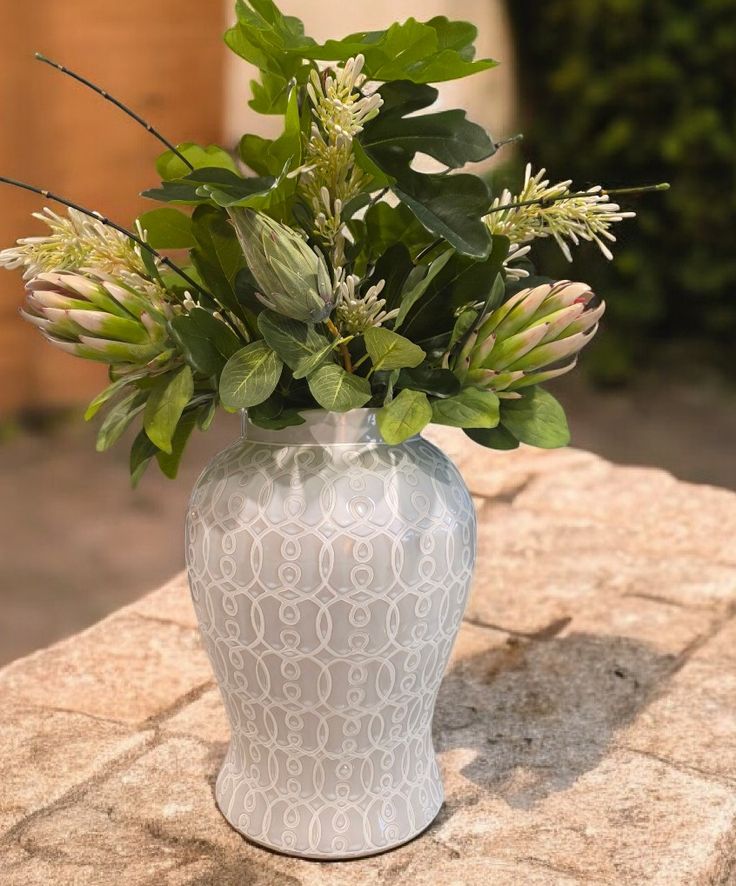 PATE - Large Ginger Jar with proteus, airy white flowers amongst oak leaves